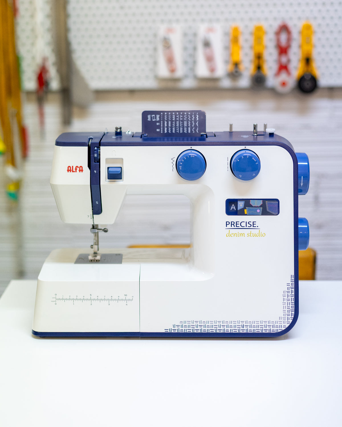 Máquina de coser Alfa Denim Studio Precise vista frontal