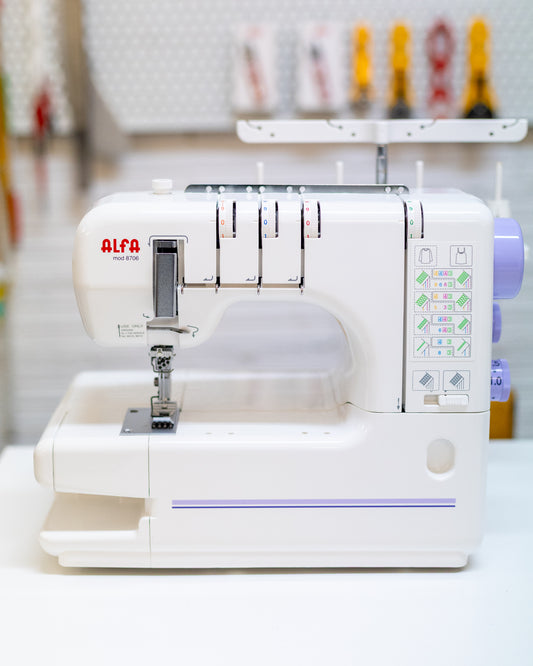 Vista frontal de la máquina recubridora Alfa 8706 ideal para prendas elásticas y acabados profesionales