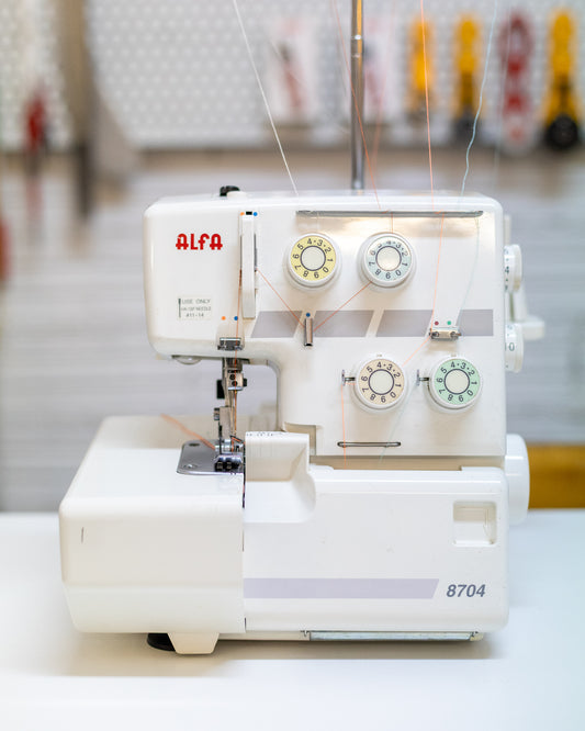 Imagen frontal de la remalladora Alfa 8704, máquina overlock de 3 o 4 hilos para acabados profesionales