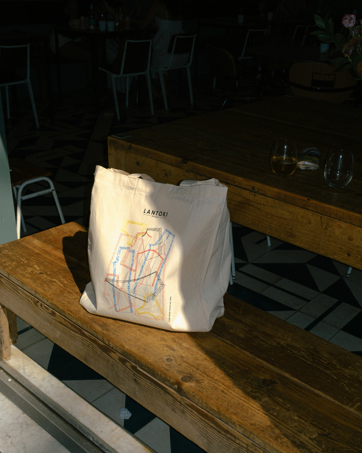 Detalle del estampado de los patrones Lantoki en bolsa de tela